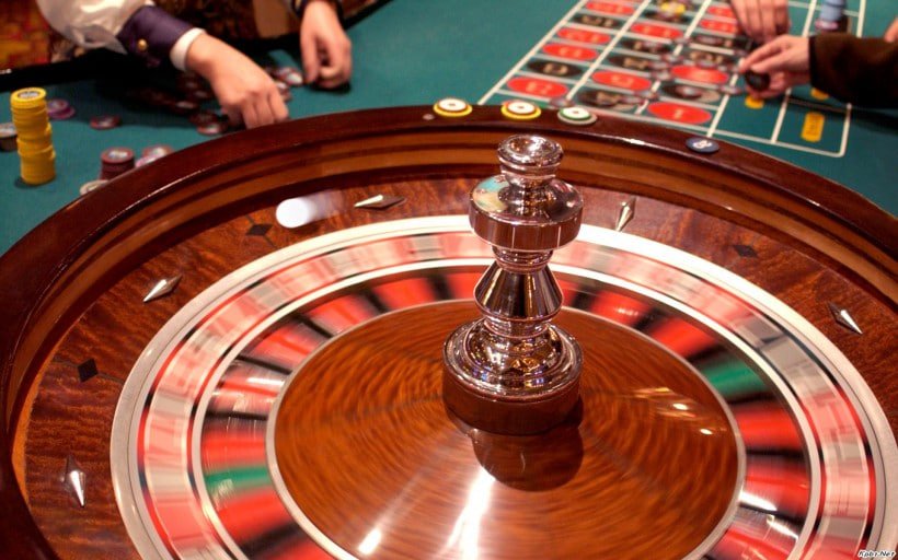 Pengguna dewasa membuka Bingo Super dari ponsel